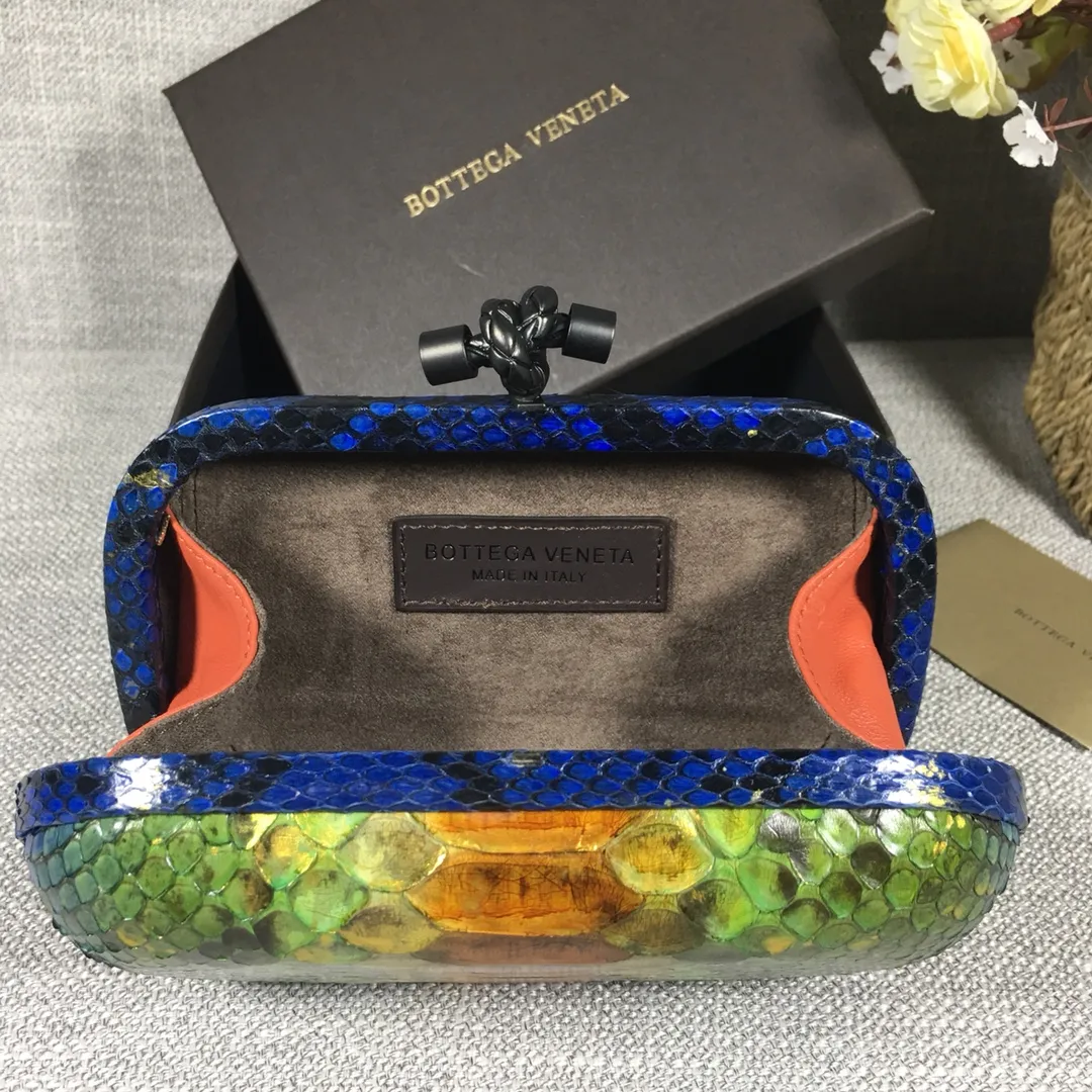 🔥🔥Model No. 8651🔥🔥This elegant clutch bag is one of the most popular handbags in woven bags. It is an interpretation of a classic design that was reintroduced in 2001. Since its launch, the Knot clutch has exhibited exquisite craftsmanship and integrated different styles from low-key to flamboyant. Each new Knot product demonstrates the irresistible and timeless charm of this classic handbag. This luxurious handbag features the signature braided rope buckle and is crafted from rare yellow-ringed forest snake and water snake skins. More charming and luxurious texture. Size: Small 16.5cm